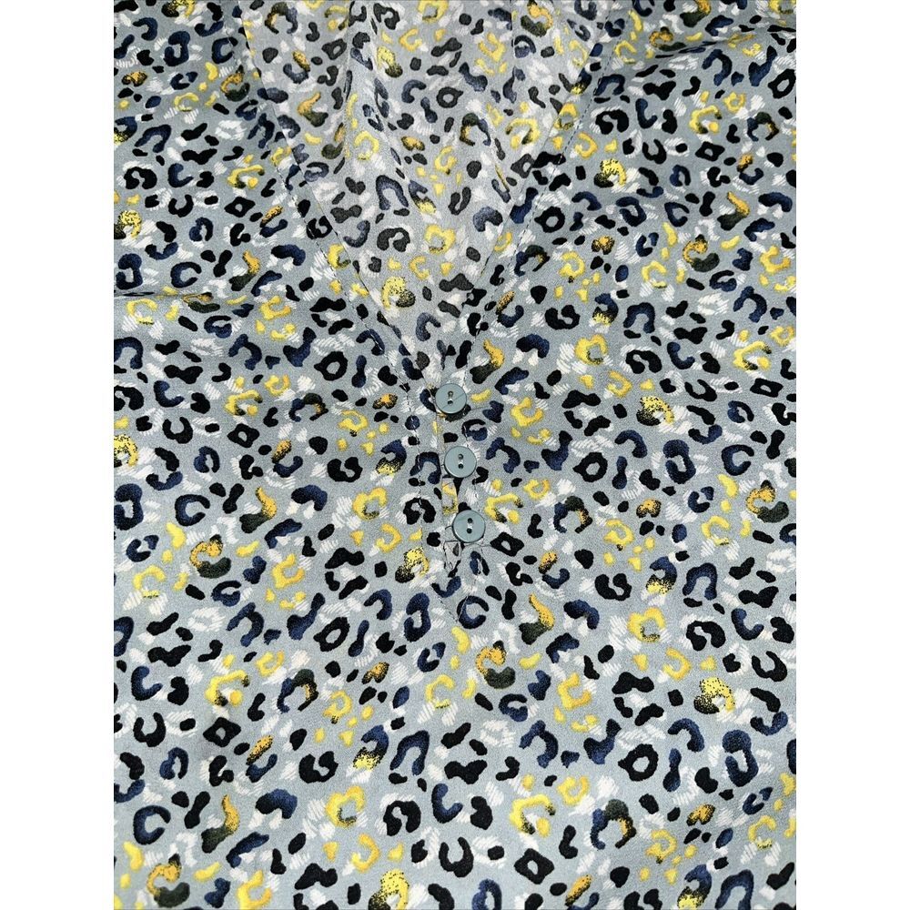 Everleigh Top Women Size Large Blue Cheetah Print V Neck Short Sleeve Casual - Picture 6 of 6